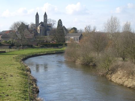 Sint Odilienberg NL : Bildprägendes Element dieses an der Roer gelegene Dorf ( Ortsteil der Gemeinde Roerdalen ) ist die auf einem Hügel gebaute Basilika